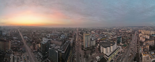 Панорама Кишинева на закате с воздуха. Множество офисных и жилых зданий, дороги с множеством автомобилей.