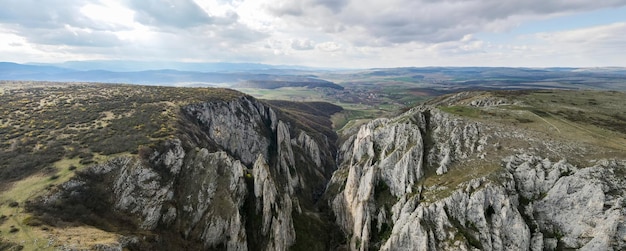 ルーマニアの岩だらけの峡谷の空中ドローンパノラマビュー