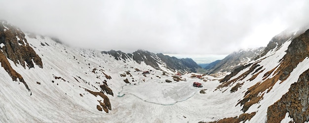 ルーマニアのTransfagarasanルートの自然の空中ドローンパノラマビュー