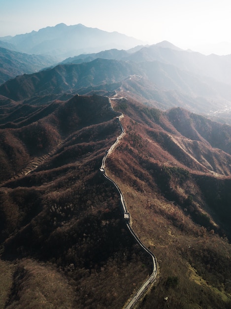 Аэрофотосъемка беспилотника Великой китайской стены с солнечным светом на боку