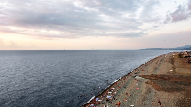 일몰 시 바투미 조지아 해변의 공중 무인 항공기 보기 흑해 수영 및 쉬고 있는 사람들