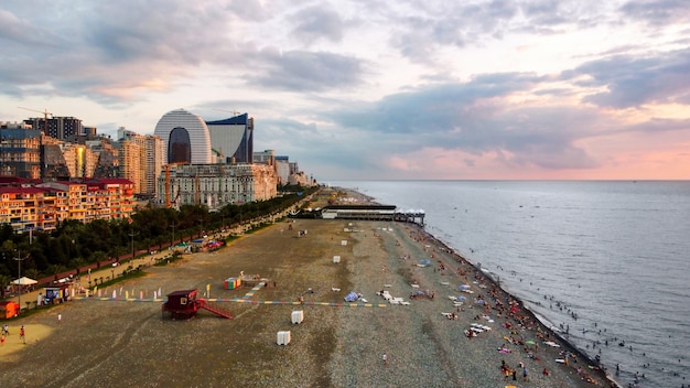 Вид с воздуха с дрона на пляж на закате, отели и рестораны Черного моря, плавание