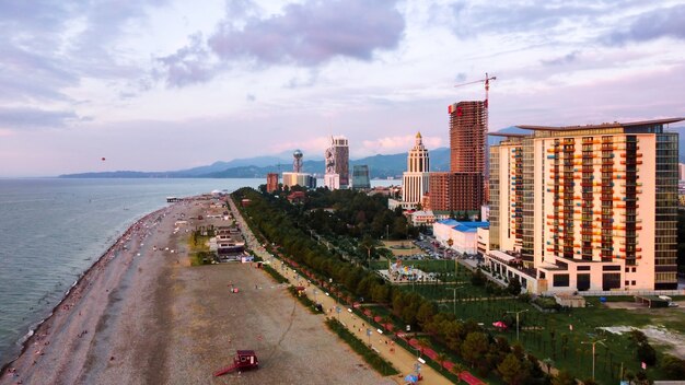 Вид с воздуха с дрона на пляж на закате, отели и рестораны Черного моря