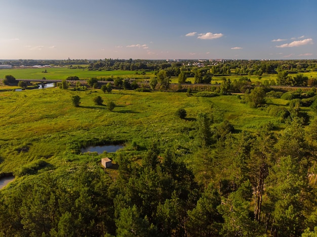 Foto gratuita vista aerea del drone l'ansa di un ampio fiume tra prati verdi