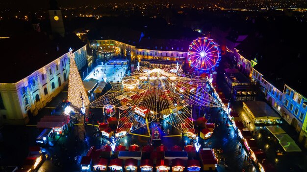 シビウルーマニアのクリスマスのために飾られた大きな広場の空中ドローンビュー