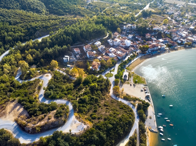 Halkidiki 그리스의 푸른 바다와 바람이 부는 산악 도로의 공중 무인 항공기보기