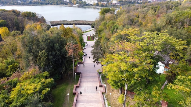 Вид с воздуха на каскадную лестницу Кишинева. Множественные зеленые деревья, гуляющие люди