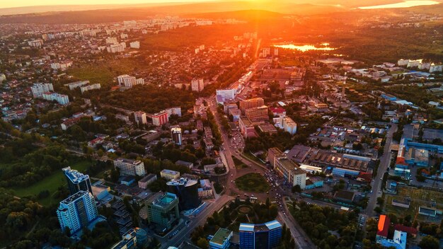 Вид с воздуха с беспилотника на центр Кишинева. Панорамный вид на несколько дорог зданий.