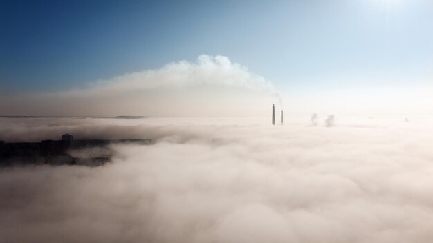 霧の多い天候モルドバでキシナウの空中ドローン ビュー
