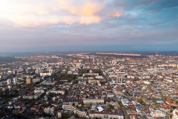 Foto gratuita vista aerea del drone di chisinau al tramonto in moldavia