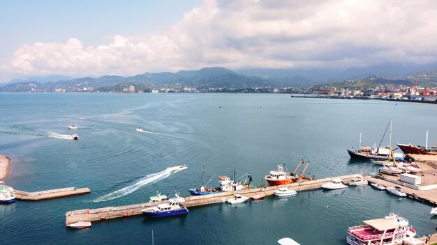 ジョージア州バトゥミの海岸線の空中ドローンビュー黒海の港のボートの山