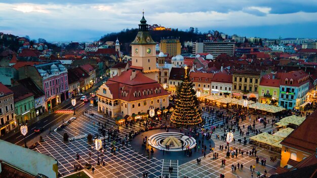 Вид с воздуха на площадь Совета, украшенную к Рождеству, в Брашове, Румыния.