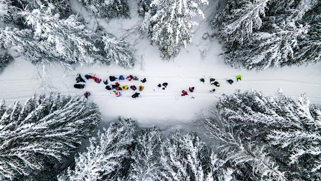 Foto gratuita veduta aerea del drone di un'escursione nei carpazi invernali romania gruppo di persone a riposo