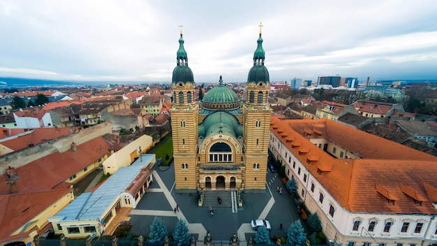 루마니아 시비우에 있는 삼위일체 대성당의 공중 드론 보기 여러 건물 도시 풍경