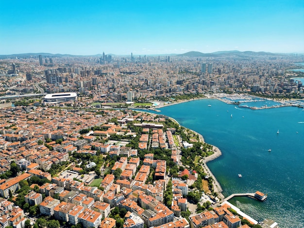 Foto gratuita vista aerea del drone di istanbul turchia, porto marittimo dello stretto del bosforo, con più edifici colline sullo sfondo