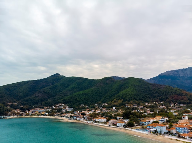 Thassos 섬 그리스의 마을에있는 산의 공중 무인 항공기보기