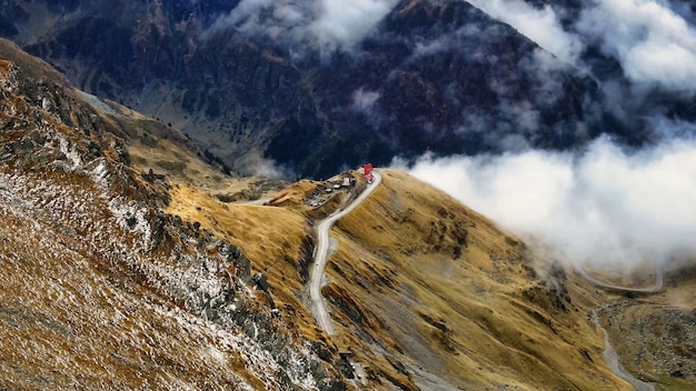 카르파티아 산맥의 루마니아 Transfagarasan 루트에서 자연의 공중 무인 항공기 보기 응급 처치