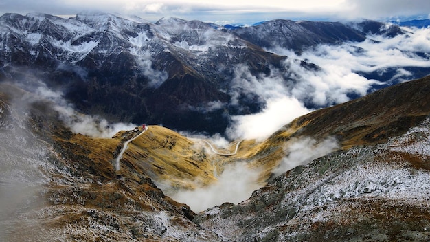 카르파티아 산맥의 루마니아 Transfagarasan 루트에서 자연의 공중 무인 항공기 보기