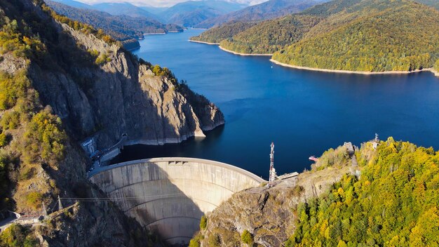 Free photo aerial drone view of nature in romania valley in carpathian mountains with vidraru dam and lake