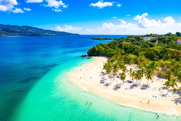 야자수가 있는 아름다운 카리브해 열대 섬 cayo levantado 해변의 공중 무인 항공기 보기. 바카디 섬, 도미니카 공화국. 휴가 배경.
