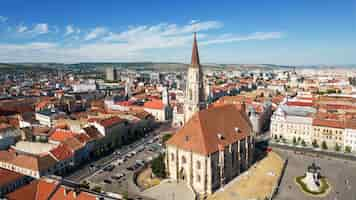 무료 사진 클루지 루마니아(cluj romania)에 있는 성 미카엘 교회(saint michael church)의 항공 드론 보기