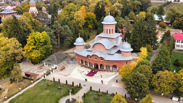 Бесплатное фото Вид с воздуха на монастырь куртя-де-арджеш, румыния