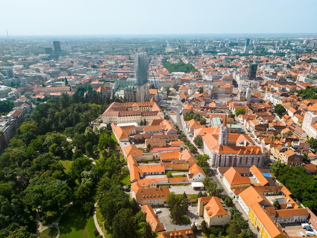 Бесплатное фото Вид с воздуха на загреб, хорватия, исторический центр города с несколькими старыми зданиями