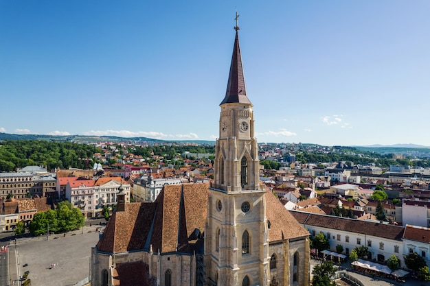 클루지 루마니아(Cluj Romania)에 있는 성 미카엘 교회(Saint Michael Church)의 항공 드론 보기