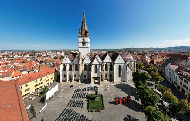 Вид с воздуха на лютеранский собор Сибиу, Румыния