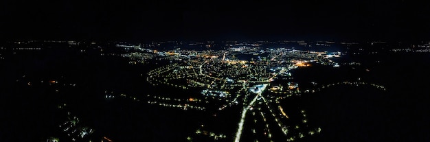 夜のモルドバの町の空中ドローンビュー。常夜灯