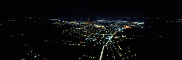 夜のモルドバの町の空中ドローンビュー。常夜灯