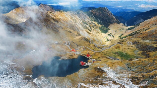 Transfagarasanルート、ルーマニアの自然の空中ドローンビュー