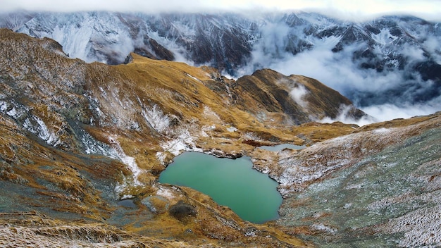 Transfagarasanルート、ルーマニアの自然の空中ドローンビュー