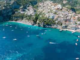 Foto gratuita veduta aerea con drone della costa del mar tirreno a positano italia