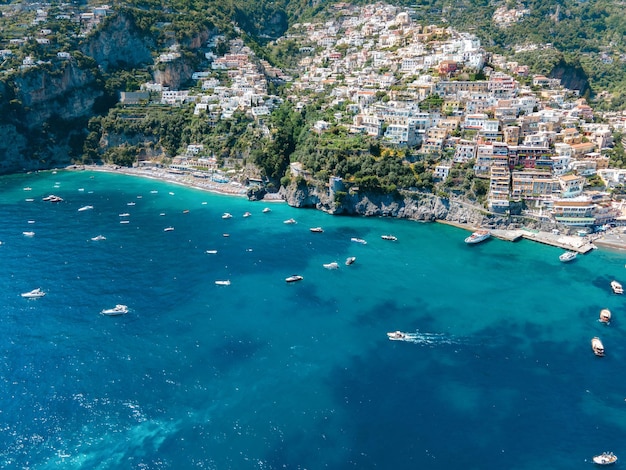 이탈리아 포지타노(Positano)에 있는 티레니아(Tyrrhenian) 해안의 공중 무인 항공기 보기