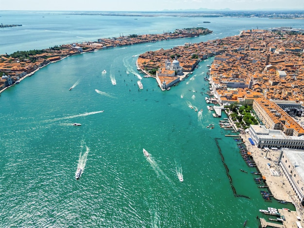 イタリア ヴェネツィアのドローン空撮 複数の浮遊ボートと係留ボートのある水路