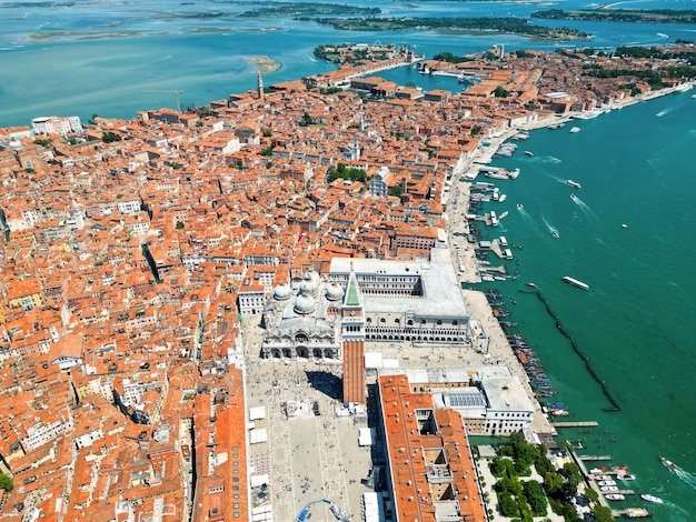 Vista aerea del drone di venezia italia canali d'acqua con più barche galleggianti e ormeggiate