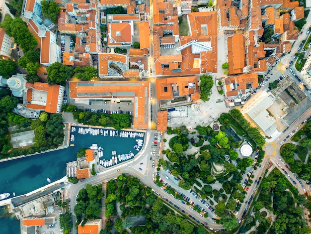 Foto gratuita vista aerea del drone di zadar al tramonto croazia centro storico con vecchi edifici