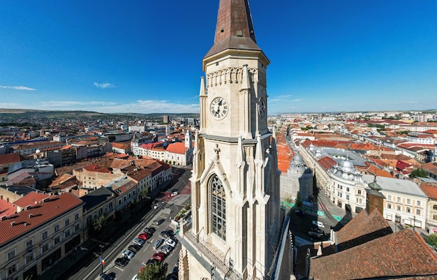 클루지 루마니아(Cluj Romania)의 성 미카엘 교회(Saint Michael Church)의 공중 드론 넓은 보기