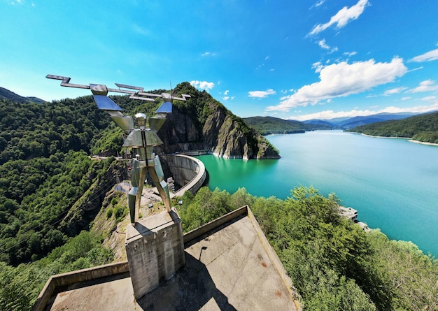 ルーマニアの Vidraru ダムの空中ドローン ワイド ビュー