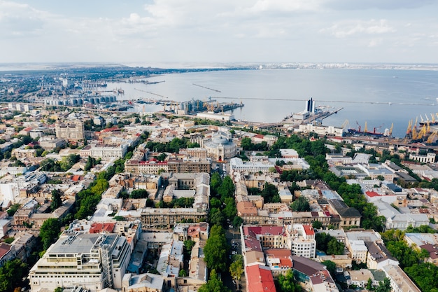 Аэрофотосъемка старого города, порта и пристани для яхт.