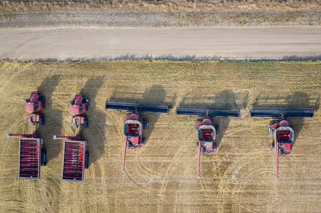 Foto gratuita ripresa aerea aerea di mietitrebbie in un campo agricolo durante il giorno