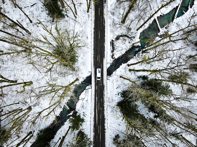 공중 오버 헤드는 미국 워싱턴 DC 시애틀의 스티븐 패스 근처 산에서 좁은 길을 촬영했습니다.