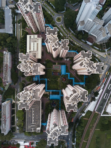 都市の近代的なビジネスアーキテクチャの空中オーバーヘッドショット