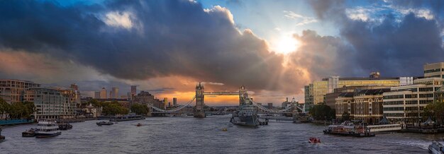 Воздушная панорама лондонского тауэрского моста и реки темзы англия великобритания