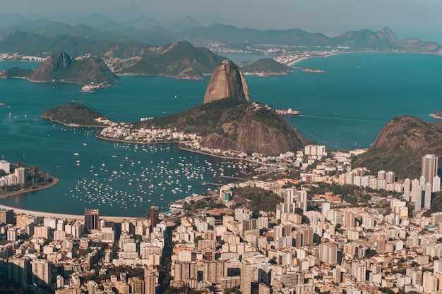 Аэрофотоснимок Рио-де-Жанейро в окружении моря и холмов под солнечным светом в Бразилии