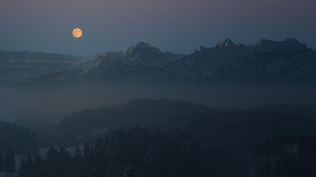 Аэрофотосъемка гор полной луны
