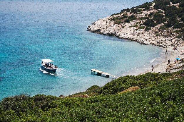 Amorgos, 그리스의 작은 해변에 접근하는 보트의 항공 사진 촬영