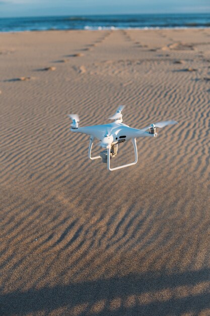 空中プライベートドローンがビーチの砂に着陸