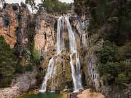 Foto gratuita vista aerea del paesaggio della cascata